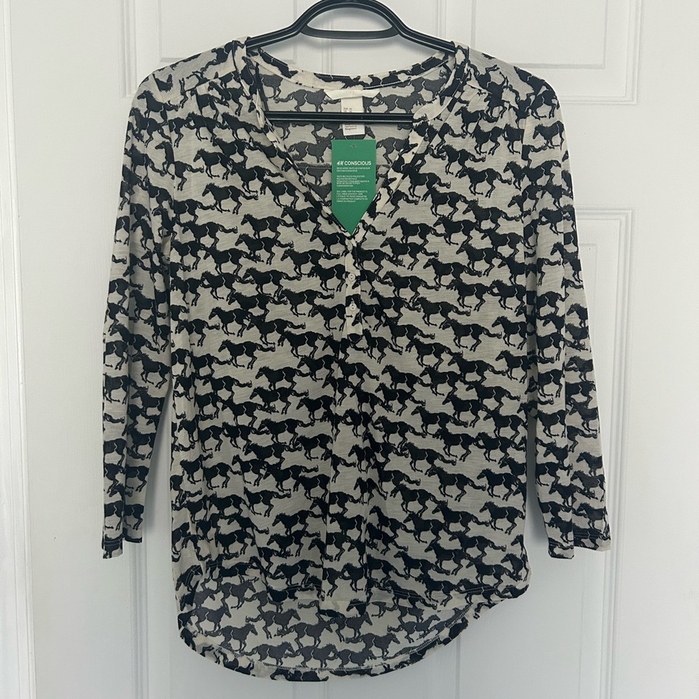 NWT H&M V-neck Top, Black and White Pattern